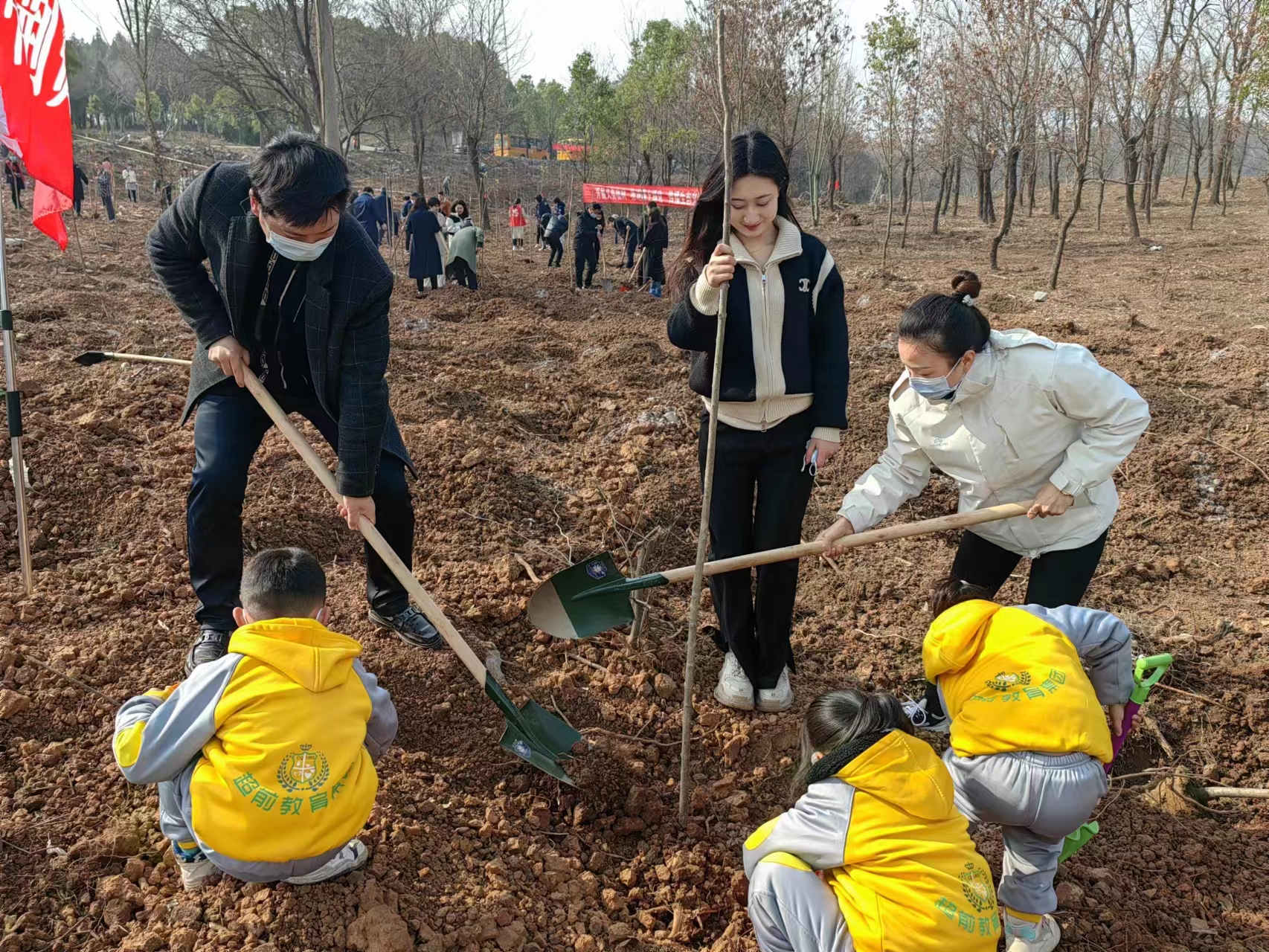 中荊資產公司參加社區首屆“同心林”植樹活動